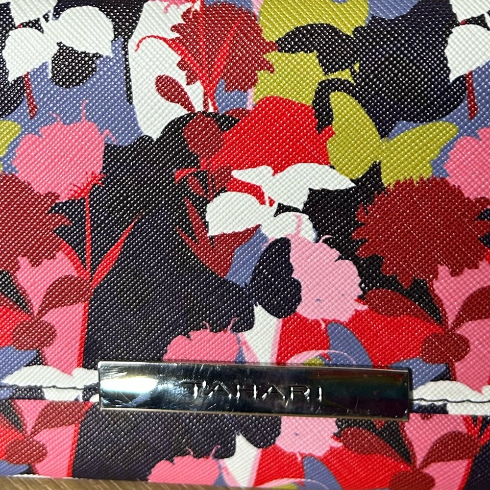 NWT Tahari Floral Patterned Tri-fold Wallet - Picture 3 of 4